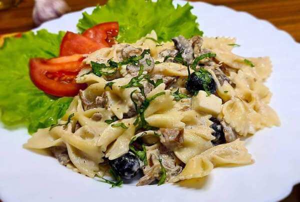 Фарфалле с курицей, моцареллой и грибным соусом