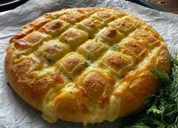 Вкусный и ароматный хлеб с сыром и зеленью